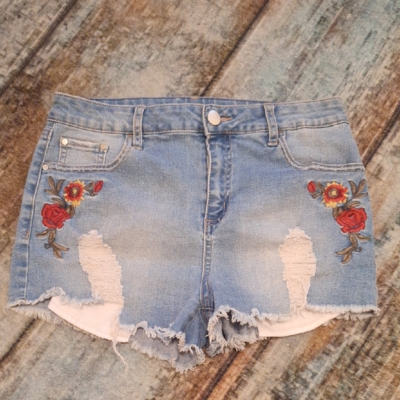 Tinseltown Pants - Tinseltown Blue Denim Shorts with Floral Embroidery. Excellent Condition Size 9